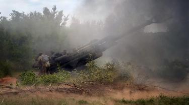 Tentara Ukraina menembaki posisi Rusia menggunakan howitzer M777 yang dipasok Amerika Serikat (AS) di wilayah Donetsk, Ukraina, 18 Juni 2022. (AP Photo/Efrem Lukatsky)