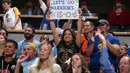 Seorang Fans merayakan kemenagan beruntun  Golden State Warriors 15-0 saat mengalahkan Denver Nuggets 118-105 di Pepsi Center, Minggu, (23/11/2015) (AFP Photo/ Doug Pensinger/Getty Images/AFP)