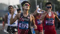 Pejalan cepat Jepang, Satoshi Maruo, saat menyelesaikan lomba nomor jalan cepat 50 kilometer cabang atletik Asian Games XVIII di Senayan, Jakarta, Kamis (29/8/2018). Dirinya finish posisi keempat. (Bola.com/Vitalis Yogi Trisna)