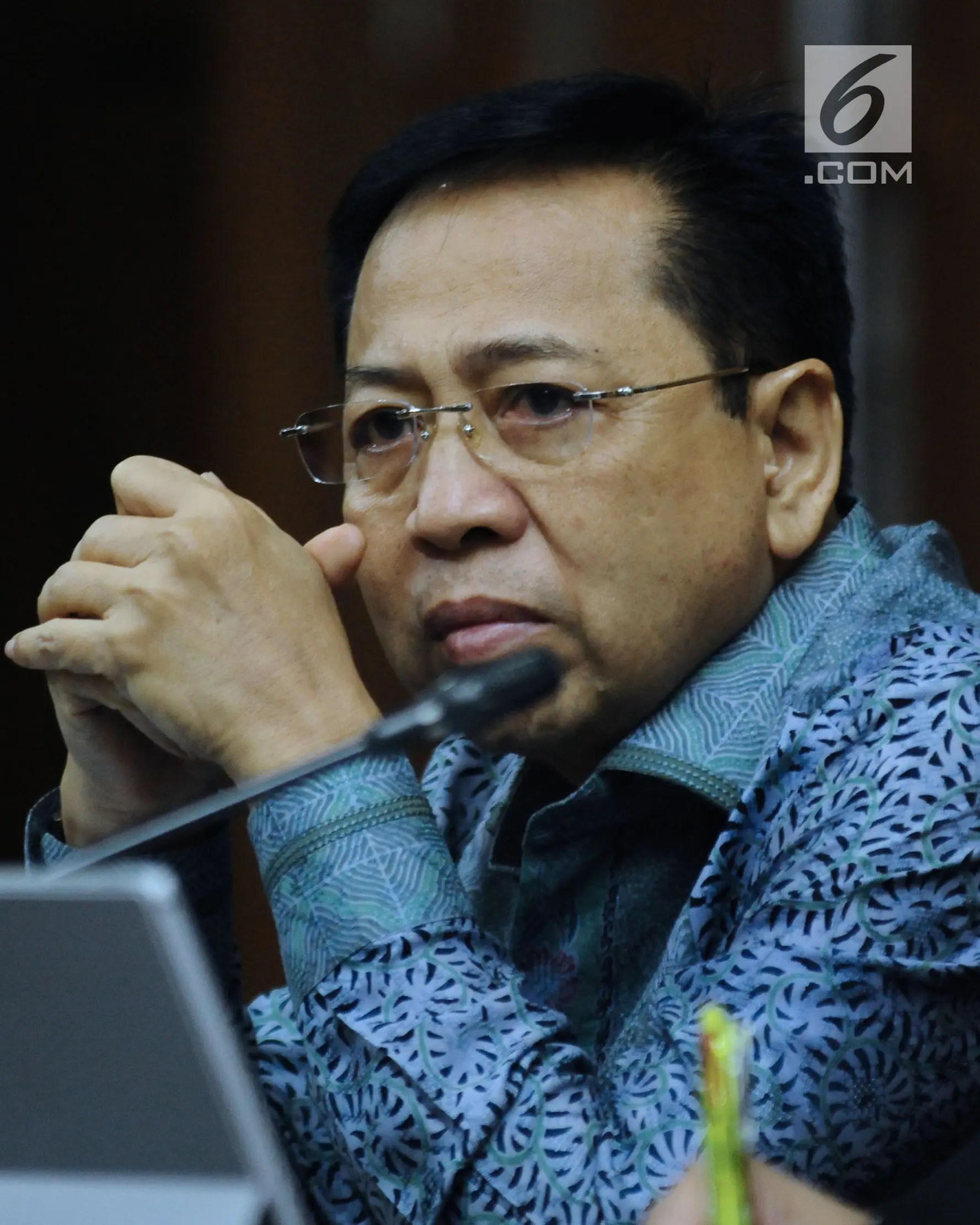 Terdakwa dugaan korupsi proyek e-KTP, Setya Novanto saat mendengar keterangan saksi Wakil Ketua MPR RI, Mahyudin pada sidang lanjutan di Pengadilan Tipikor, Jakarta, Kamis (15/3). Mahyudin saksi yang meringankan terdakwa. (Liputan6.com/Helmi Fithriansyah)