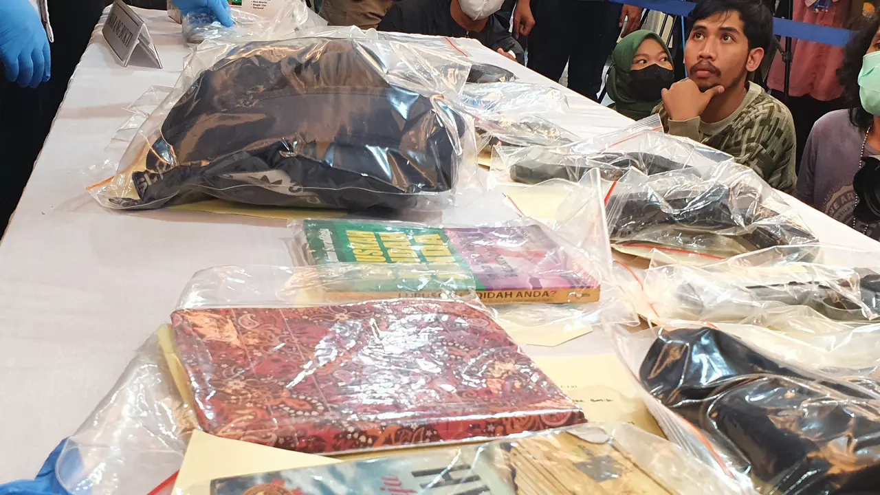 Penampakan barang bukti kasus wanita bercadar yang menodongkan pistol ke Paspampres di Istana Jakarta