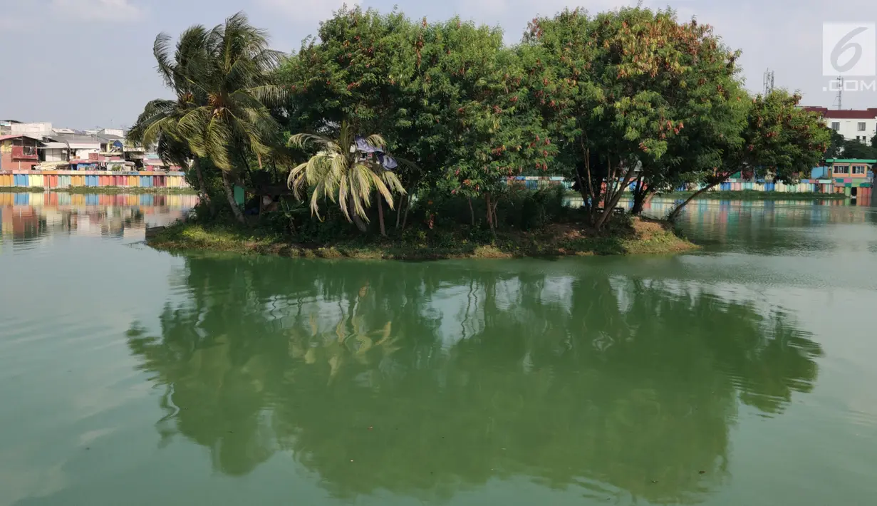 Kondisi Danau Sunter yang berwarna hijau di Jakarta Utara pada Senin (8/7/2019). Lamanya musim kemarau di Ibu kota menjadi penyebab danau tersebut berubah warna menjadi hijau yang dipicu oleh pertumbuhan lumut. (Liputan6.com/Immanuel Antonius)