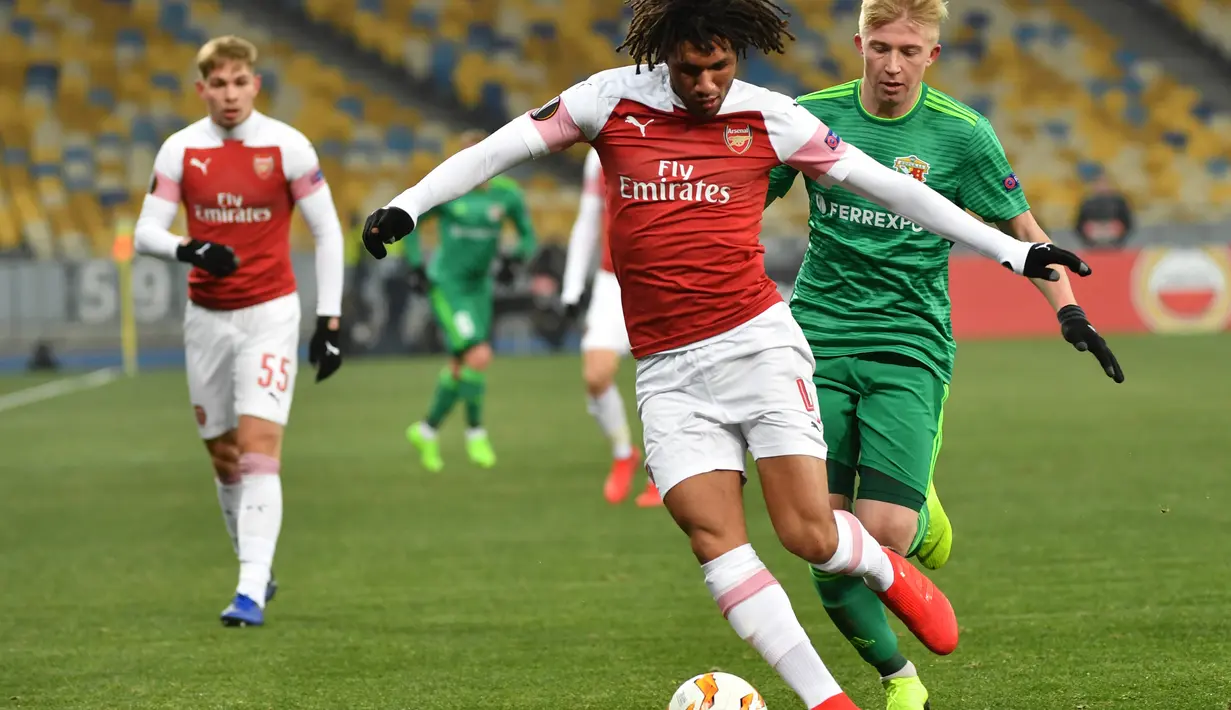Aksi gelandang Arsenal, Mohamed Elneny saat melawan Vorskla pada laga lanjutan Grup E Liga Europa yang berlangsung stadion NSK Olimpiyskiy, Kyiv, Jumat (30/11). Arsenal menang atas Vorskla 3-0. (AFP/Sergei Supinsky)