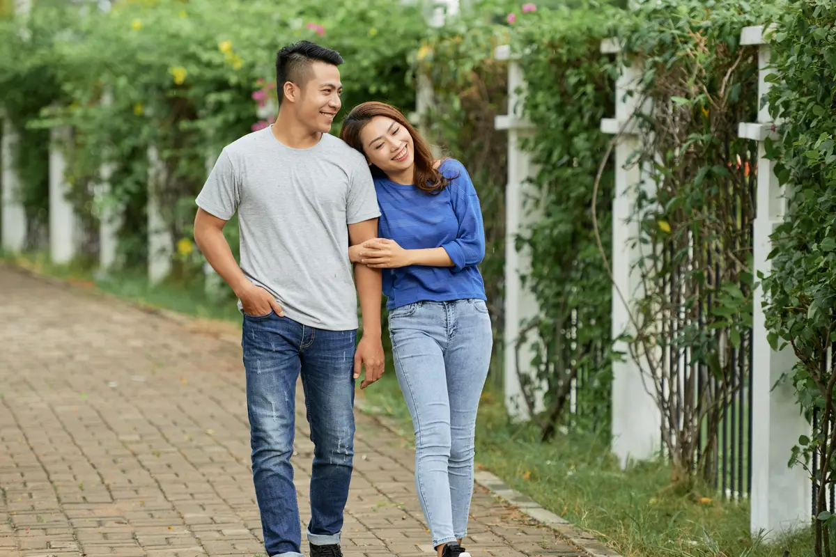 pasangan berjalan kencan