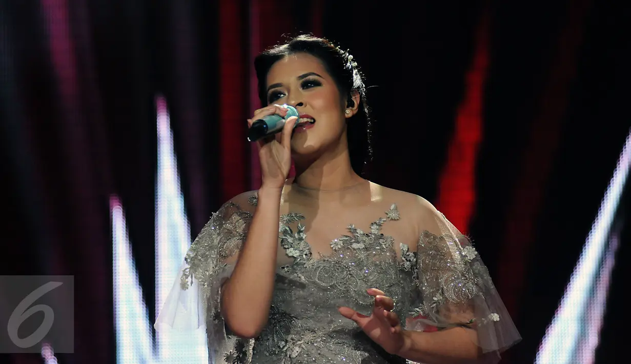 Penyanyi Raisa saat menyanyikan lagu di malam puncak HUT SCTV ke-25 di Istora Senayan, Jakarta, Senin (24/8/2015). Puluhan artis papan atas ikut meramaikan malam puncak HUT SCTV ke-25. (Liputan6.com/Helmi Fithriansyah)