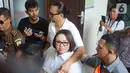 Komedian Tri Retno Prayudati atau Nunung (tengah) dan suaminya July Jan Sambiran (tengah belakang) usai menjalani sidang penyalahgunaan narkotika di PN Jakarta Selatan, Rabu (6/11/2019). Sidang pembacaan tuntutan terhadap keduanya ditunda hingga 13 November 2019. (Liputan6.com/Immanuel Antonius)