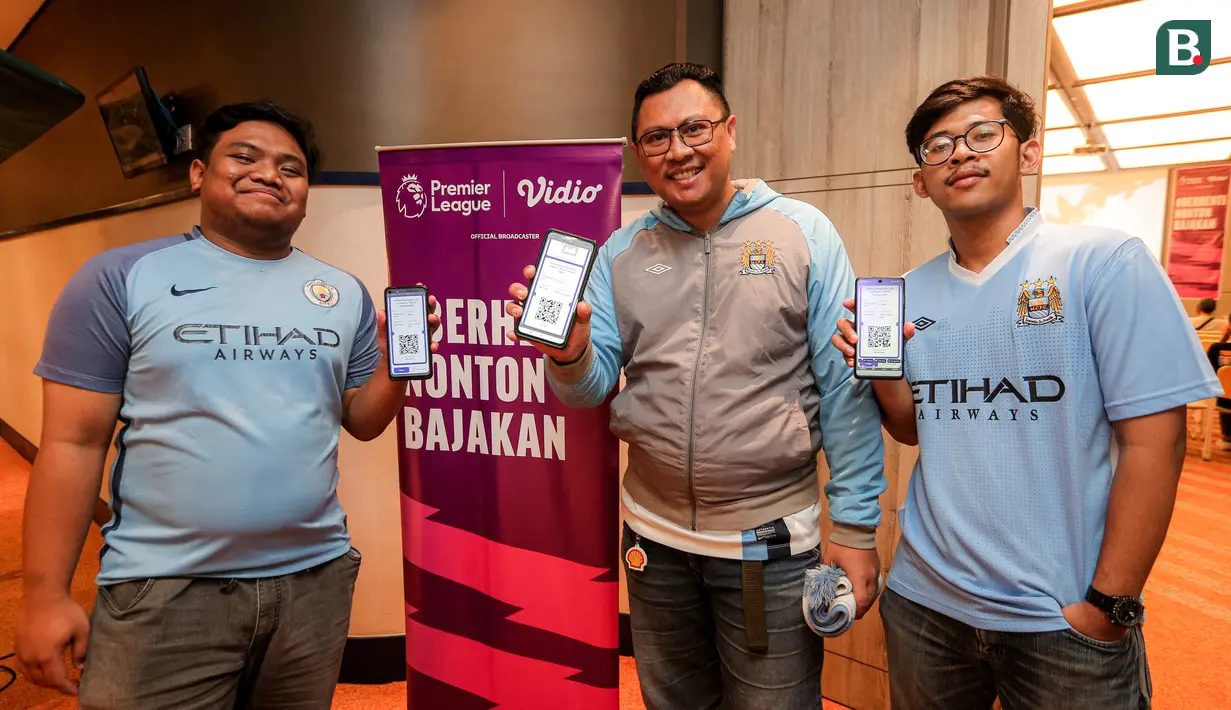 Sejumlah fans Manchester City menunjukkan Kode QR untuk pendaftaran Roaring Night Liga Inggris antara Man City melawan Chelsea di Hotel Ibis, Tanah Abang, Jakarta, Minggu (18/02/2024) dini hari WIB. (Bola.com/Bagaskara Lazuardi)