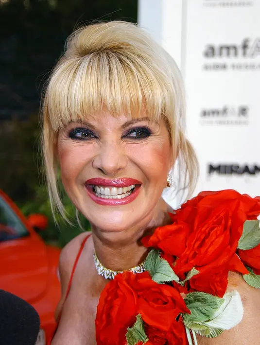 <p>Miliarder AS Ivana Trump berpose untuk fotografer saat tiba pada pesta amal amFar (American Fondation for Aids Research) di Mougins, dekat Cannes, Prancis, 22 Mei 2003. Wanita yang lahir dengan nama Ivana Marie Zeln&iacute;čkov&aacute; di Zlin di Cekoslowakia ini pergi untuk selama-lamanya pada usia 73 tahun, meninggalkan segudang rekam kenangan selama hidup. (Pascal GUYOT/AFP)</p>