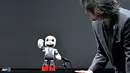 Insinyur Fuminori Kataoka berbicara dengan robot humanoid Kirobo di Tokyo. (AFP/Yoshikazu Tsuno/wwn)
