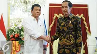 Presiden Joko Widodo dan Presiden Rodrigo Duterte berjabat tangan di Istana Negara, Jakarta, Jumat (9/9). Duterte memilih Indonesia sebagai tujuan pertama kunjungan kenegaraannya. (Liputan6.com/Faizal Fanani)
