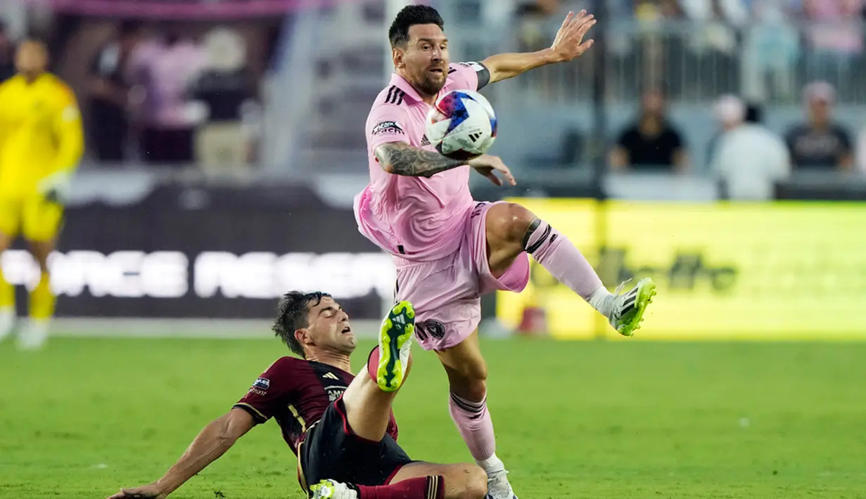 Messi hanya butuh waktu delapan menit untuk membuka keunggulan Inter Miami. Messi yang menerima umpan lambung kemudian menggiring bola ke kotak penalti. (AP Photo/Lynne Sladky)