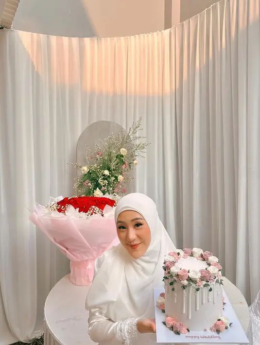 "Alhamdulillah barakallah ya cii @larissachou dan a @ikram_rsd semoga jadi keluarga yg sakinah, mawadah, warahmah. till jannah insyaAllah,"  tulis Nadya Mustika [Instagram/larissachou]