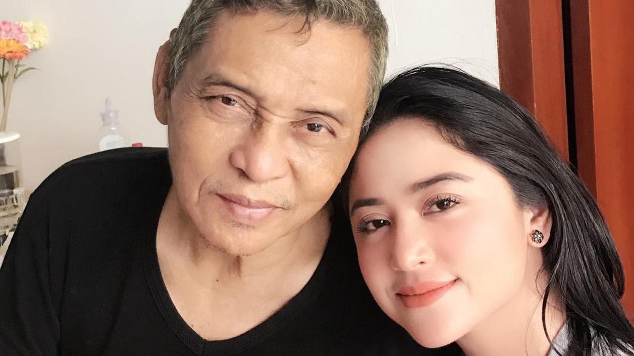 Dewi Perssik dan ayahnya