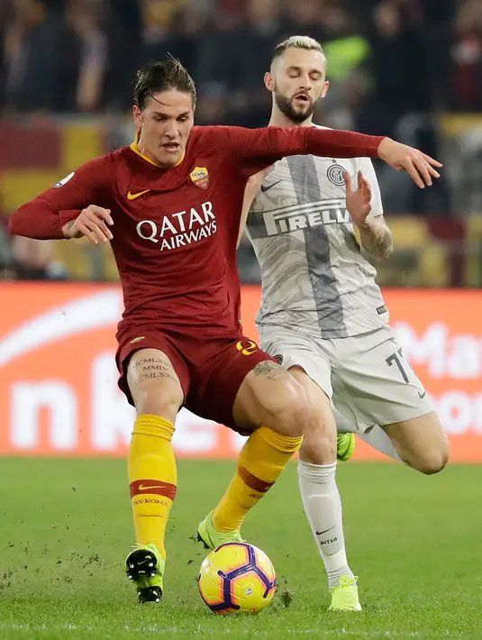 Pemain AS Roma, Nicolo Zaniolo berusaha mengontrol bola dari kejaran gelandang Inter Milan, Marcelo Brozovic selama pertandingan lanjutan Liga Italia di stadion Olimpiade Roma (3/11). Roma bermain imbang 2-2 atas Inter. (AP Photo/Andrew Medichini)