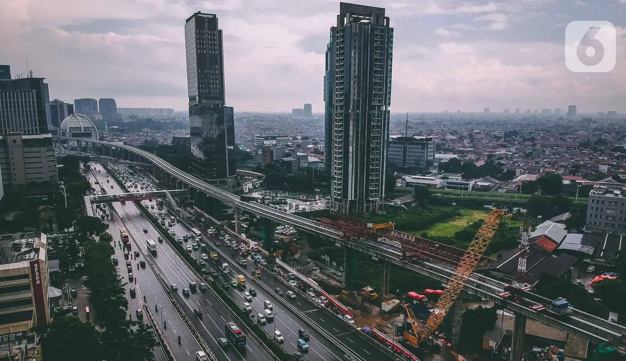 Pembangunan jalur kereta lintas rel terpadu (LRT) Jabodebek terlihat dari ketinggian di Jakarta, Selasa (7/1/2020). Jalur LRT yang ditargetkan selesai pada 2021 itu perkembangan pembangunannya saat ini mencapai sekitar 67,73 persen (data pertengahan Desember 2019). (Liputan6.com/Faizal Fanani)