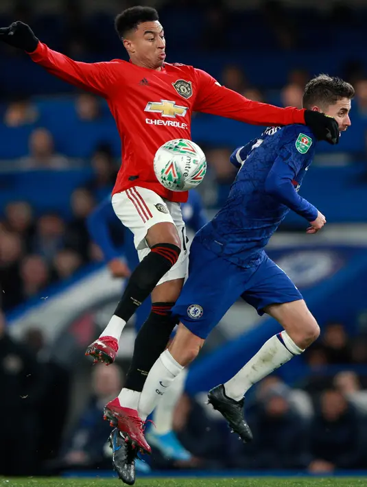 Gelandang Manchester United, Jesse Lingard berebut bola dengan pemain Chelsea, Jorginho dalam babak keempat Carabao Cup di Stamford Bridge, Rabu (30/10/2019). MU melaju ke perempat final Carabao Cup setelah membekuk Chelsea 2-1. (AP/Ian Walton)