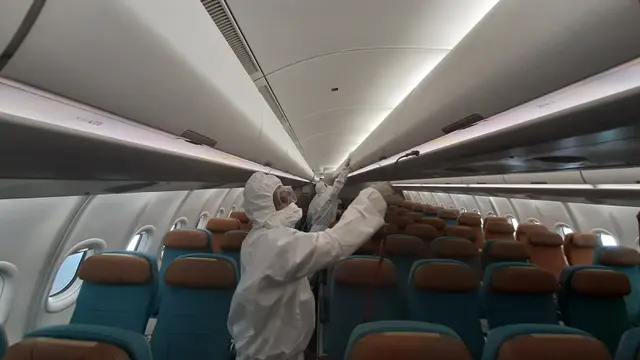 Pesawat Garuda Indonesia didisinfektan