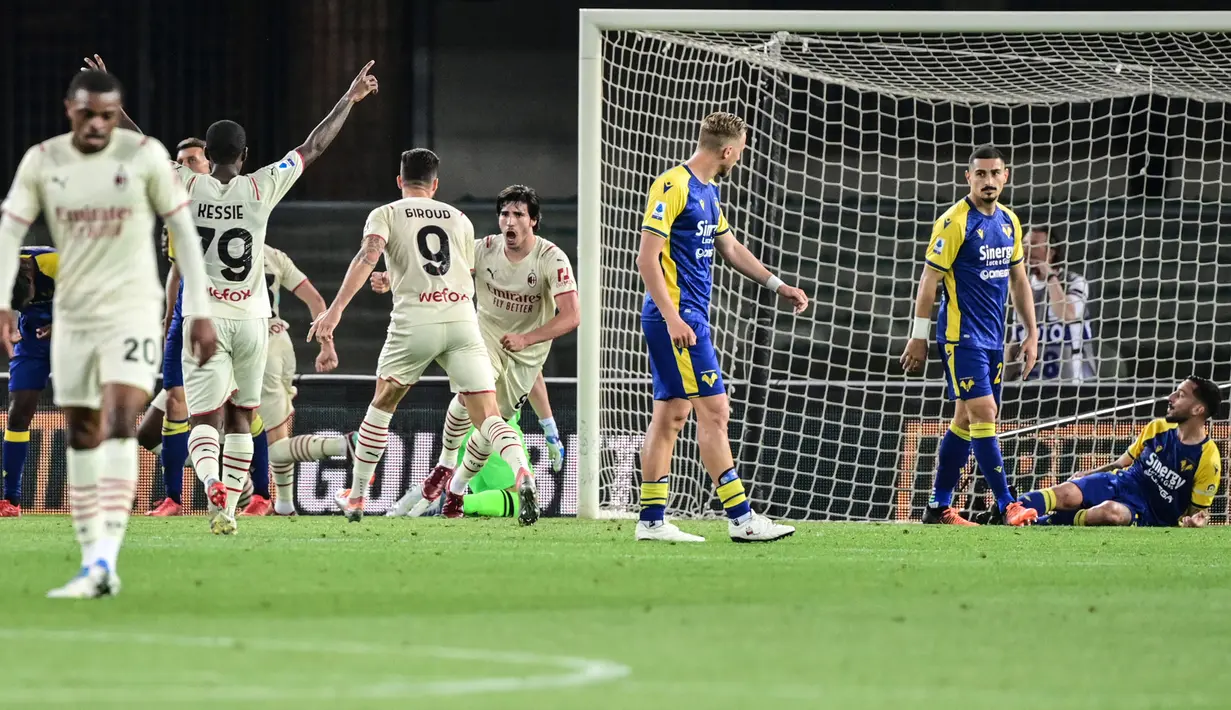 <p>Gol pertama Sandro Tonali tercipta pada menit ke-45+3. Gol tersebut menjadi penyeimbang kedudukan usai AC Milan tertinggal terlebih dahulu lewat Davide Faraoni. (AFP/Miguel Medina)</p>