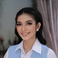 Lihat di sini gaya terbaru Selvi Ananda pakai behel. [@rama_jee].