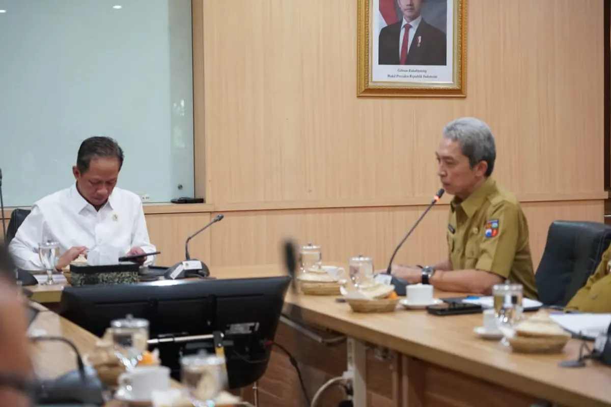 Wali Kota Bogor, Dedie A. Rachim, dan Bupati Bogor, Rudy Susmanto menemui Menteri Lingkungan Hidup Hanif Faisol Nurofiq di Jakarta.