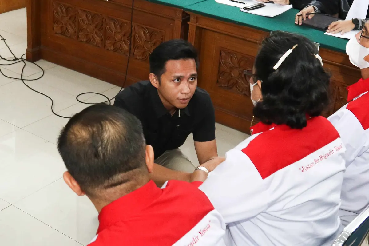 Jelang Sidang, Bharada E Berlutut Dihadapan Orang Tua Brigadir J