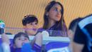 Istri Lionel Messi, Antonela Roccuzzo, hadir langsung memberikan dukungan saat Timnas Argentina berhadapan dengan Polandia pada laga Piala Dunia di Stadion 974, Doha, Rabu (30/11/2022). (AFP/Odd Andersen)