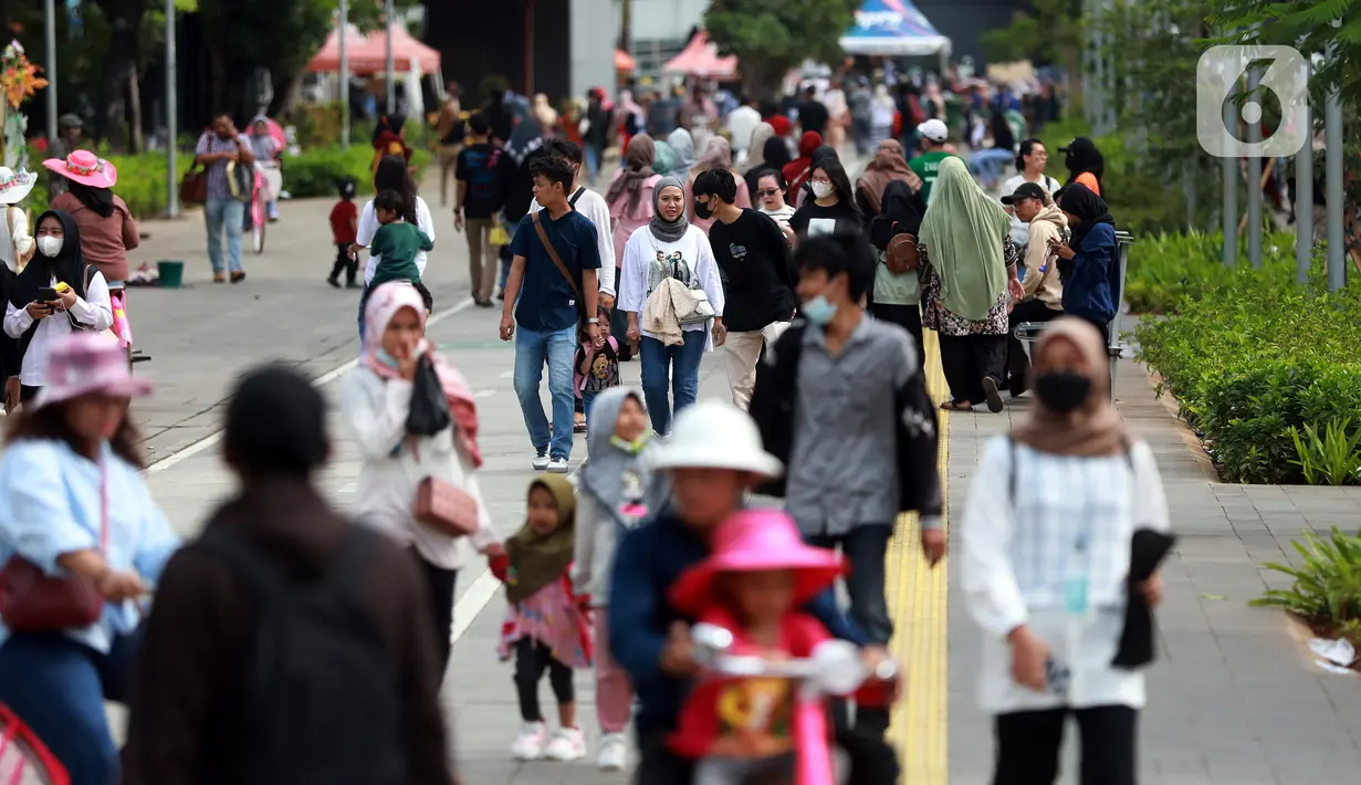 Warga memanfaatkan libur Tahun Baru dengan berkunjung ke Kota Tua, Jakarta, Senin (2/1/2023). Kota Tua menjadi salah satu tempat favorit warga untuk dikunjungi saat liburan pada awal tahun 2023. (Liputan6.com/Johan Tallo)