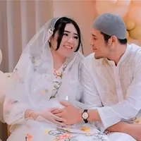 Via Vallen dan Cherva Yolanda gelar tasyakuran. [Foto: Instagram/viavallen]