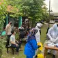Tenaga pengajar dan staf di SMKN 01 Cikarang Barat menjalani vaksinasi Covid-19 jelang PTM terbatas pada Juli 2021. (Foto: Istimewa)