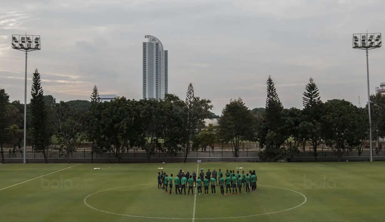 Para pemain Timnas Indonesia diberikan pengarahan saat latihan di Lapangan ABC Senayan, Jakarta, Jumat (12/1/2018). Latihan ini merupakan persiapan jelang laga melawan Islandia. (Bola.com/Vitalis Yogi Trisna)