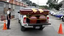 Peti jenazah disiapkan pemerintah setempat untuk korban longsor di Santa Catarina Pinula, Guatemala City (2/10/2015). Musibah tanah longsor ini menewaskan sedikitnya 73 orang dan sebanyak 600 orang dinyatakan hilang. (Reuters/ Josue Decavele)