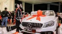 Viral gadis diberi hadiah mobil 5 Miliar (foto: Instagram @eynanan)