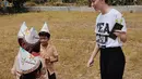 Karina Nadila terus aktif dalam kegiatan mengajarnya ke daerah-daerah terpencil bersama program 1000 guru. (sumber: Liputan6.com/IG/@karinadila8921)