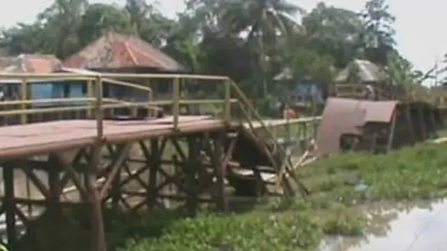[ VIDEO] Dilintasi Alat Berat, Jembatan Penghubung Ambruk
