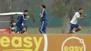 Lionel Messi (kiri) dan Nicolas Otamendi serius berlatih saat sesi latihan jelang melawan Venezuela pada kualifikasi Piala Dunia 2018 di Buenos Aires, Argentina, (3/9/2017). (AFP/Alejandro Pagni)