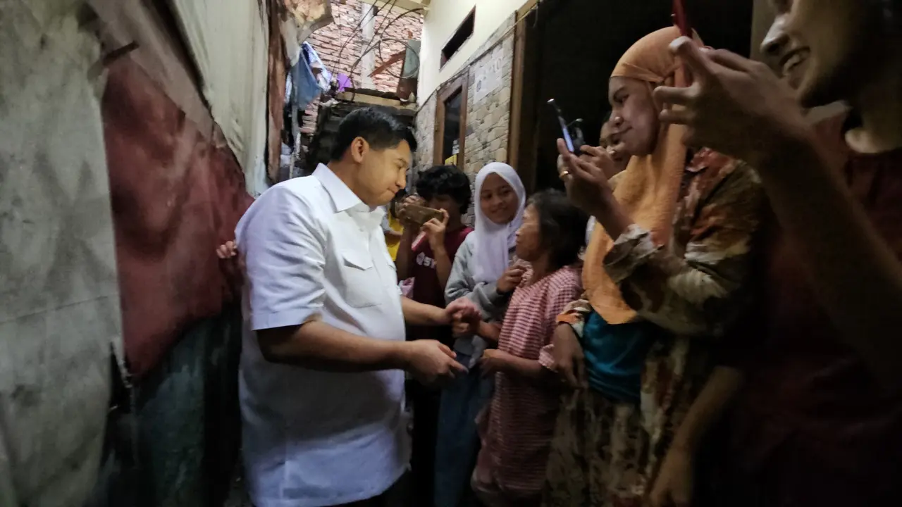 Menteri Perumahan dan Kawasan Permukiman (PKP) Maruarar Sirait menerjunkan tim bahu membahu merenovasi rumah Bu Hasna yang dihuni 13 orang. (Dok Kementerian PKP)