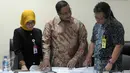 (Ki-ka) Wakil Ketua Ombudsman Lely Pelitasari Soebekty, Mendikbud Anies Baswedan dan anggota Ombudsman Alvin Lie berdiskusi di kantor Ombudsman RI, Jakarta, Rabu (4/5). Ombudsman mengadukan temuan evaluasi UN SMA/SMK 2016 lalu. (Liputan6.com/Helmi Afandi)