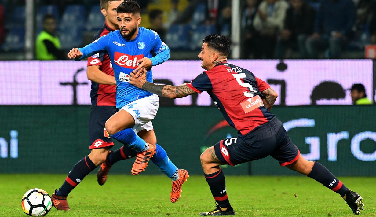 Pemain Napoli, Lorenzo Insigne (tengah) berusaha melewati adangan para pemain Genoa pada lanjutan Serie A di Luigi Ferraris stadium, Genoa, (25/10/2017). Napoli menang 3–2. (AFP/Vincenzo Pinto)