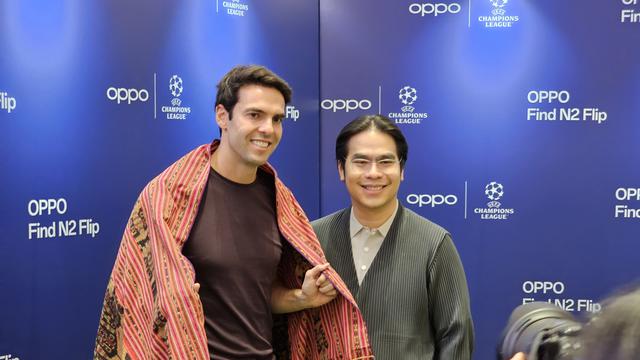 Kaka bersama Patrick Owen dari Oppo Indonesia