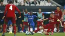 Gelandang Chelsea, N'Golo Kante, berusaha melewati pemain Liverpool pada laga Piala Super Eropa 2019 di Stadion Vodafone Park, Istanbul, Rabu (4/8). Liverpool mengalahkan Chelsea lewat adu penalti dengan skor 5-4. (AP/Emrah Gurel)