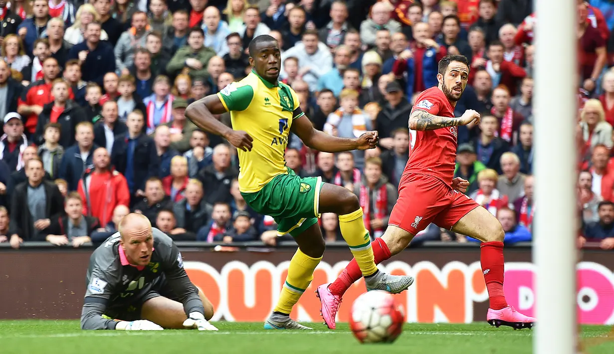 Pemain Liverpool, Danny Ings, saat mencetak gol ke gawang Norwich City dalam laga Liga Premier Inggris di Stadion Anfield, Liverpool, Minggu (20/9/2015). (EPA/Peter Powell)