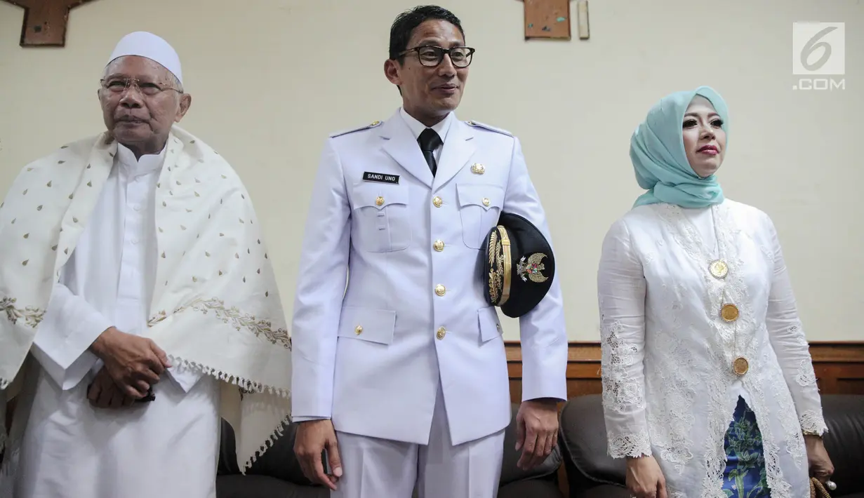 Wakil Gubernur DKI terpilih, Sandiaga Uni ditemani istrinya, Nur Asia tiba di Masjid Sunda Kelapa, Jakarta, Senin (16/10). Anies Baswedan dan Sandiaga Uno bertemu di masjid ini untuk berpidato dihadapan relawan mereka. (Liputan6.com/Faizal Fanani)