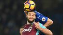Andy Carroll. Striker Inggris berusia 33 tahun yang kini berstatus tanpa klub usai meninggalkan West Bromwich Albion pada akhir musim 2021/2022 ini menjadi salah satu pemain termahal yang pernah didatangkan West Ham United. Ia dipermanenkan The Hammers pada awal musim 2013/2014 dari Liverpool setelah sempat berstatus pinjaman selama 1 musim dengan nilai transfer 17,5 juta euro atau kini setara Rp265 miliar. Selama 6,5 musim membela West Ham United, ia total tampil dalam 142 laga di semua ajang dengan torehan 34 gol dan 17 assist. (AFP/Justin Tallis)
