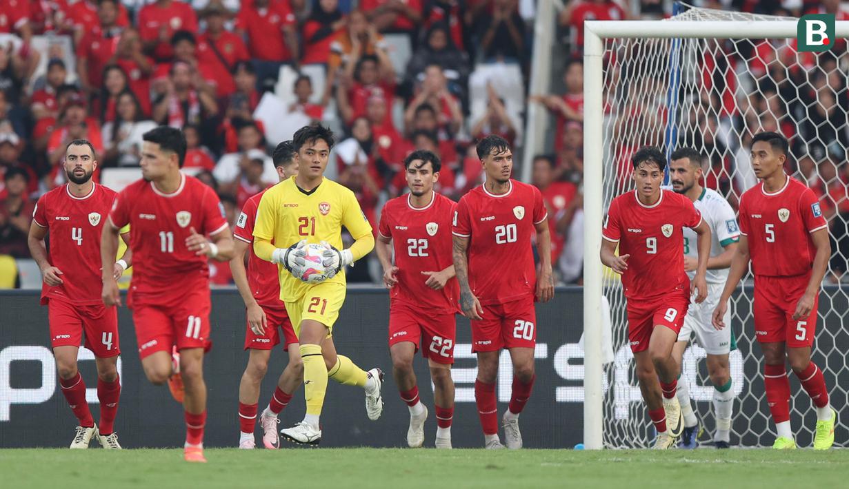 <p>Kiper Timnas Indonesia, Ernando Ari Sutaryadi (tengah) berhasil mengamankan bola di tengah rekan-rekannya saat menghadapi Irak pada laga Grup F putaran kedua Kualifikasi Piala Dunia 2026 zona Asia di Stadion Utama Gelora Bung Karno (SUGBK), Senayan, Jakarta, Kamis (6/6/2024). (Bola.com/M Iqbal Ichsan)</p>