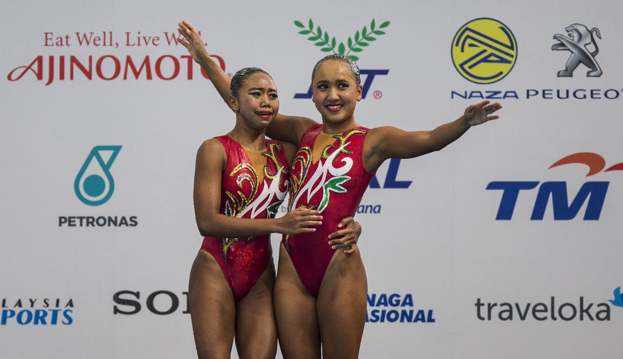 Pasangan Anisa Feritrianti dan Claudia Megawati, saat tampil pada cabang renang indah di Aquatic Center, Kuala Lumpur, Kamis (18/8/2017). Pasangan ini berhasil meraih medali perunggu. (Bola.com/Vitalis Yogi Trisna)
