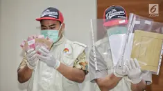 Petugas menunjukkan barang bukti uang hasil OTT terhadap Ketum PPP Romahurmuziy, di gedung KPK, Jakarta, Sabtu (16/3). KPK menetapkan Romahurmuziy sebagai tersangka suap pengisian jabatan di Kementerian Agama (Kemenag). (Liputan6.com/Faizal Fanani)