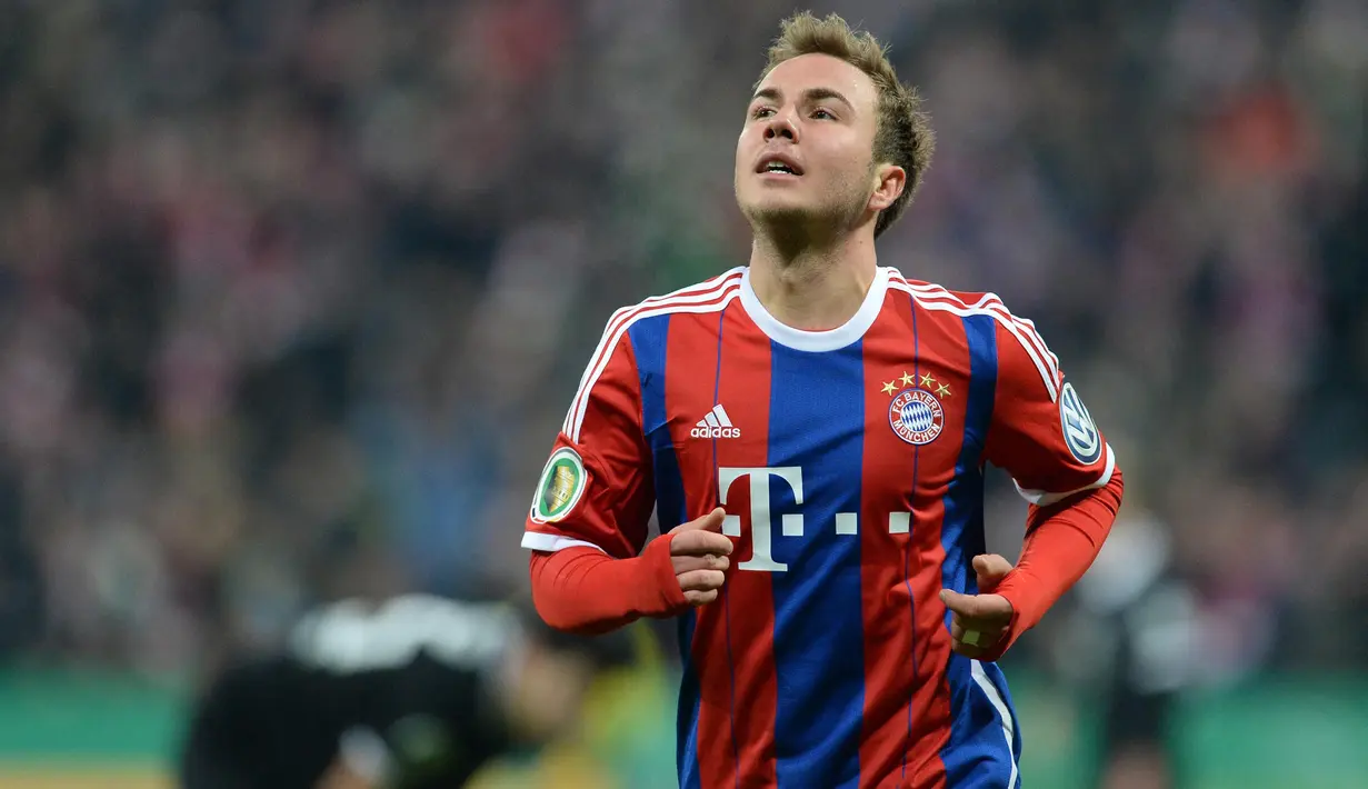 Mario Goetze yang kini tengah menjalani musim kedua bersama Eintracht Frankfurt tercatat pernah membela Timnas Jerman U-17 saat berlaga pada ajang Piala Dunia U-17 edisi 2009 di Nigeria. Mario Goetze hanya mampu membawa Timnas Jerman U-17 lolos hingga babak 16 besar setelah kalah 3-4 dari Swiss lewat perpanjangan waktu. Selain Eintracht Frankfurt, ia juga pernah membela Borussia Dortmund, Bayern Munchen dan PSV Eindhoven. (AFP/Christof Stache)