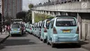 Para sopir angkot memarkirkan kendaraannya di tengah jalan saat unjuk rasa di Jalan Jatibaru, Tanah Abang, Jakarta, Senin (29/1). Para pengunjuk rasa adalah para sopir angkot trayek M08, M10, YP03, M09, M11, dan M9A. (Liputan6.com/Arya Manggala)