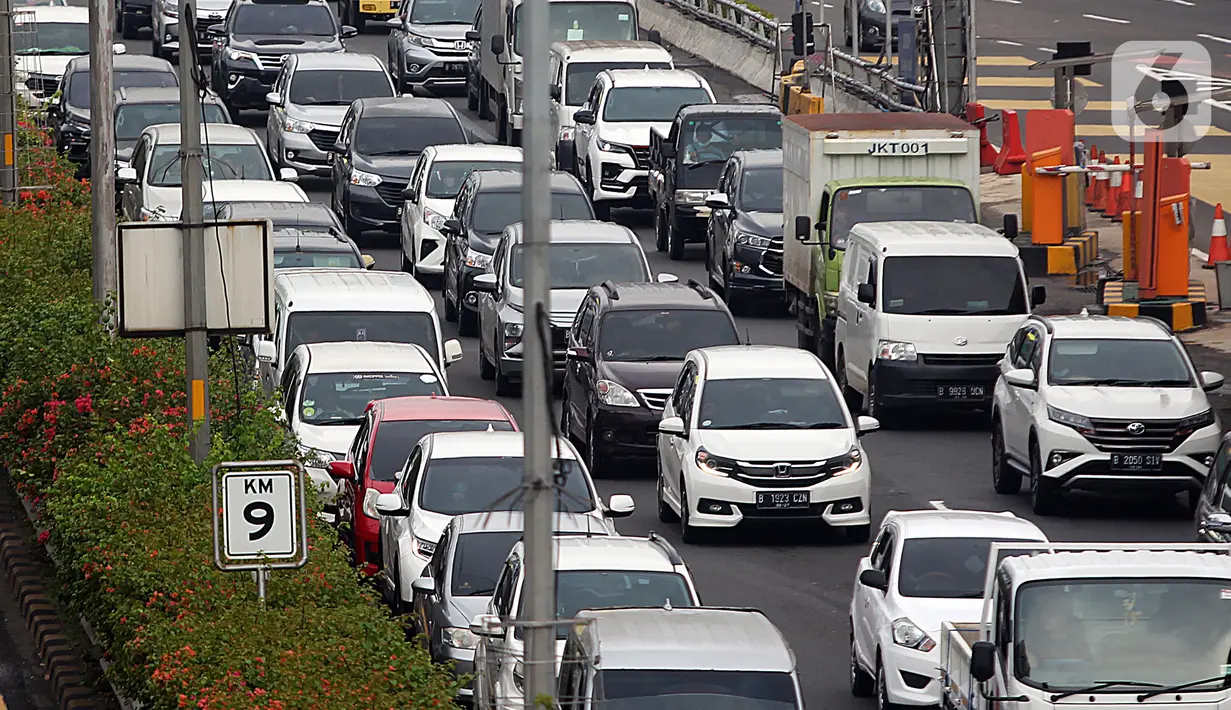 Kendaraan terjebak kemacetan saat melintasi Tol Dalam Kota, Jalan Gatot Subroto, Jakarta, Selasa (5/4/2022). Volume kendaraan di Jakarta yang meningkat hingga 18 persen selama sepekan terakhir membuat jalanan Ibu Kota padat dan terjadi kemacetan di sejumlah titik. (Liputan6.com/Johan Tallo)