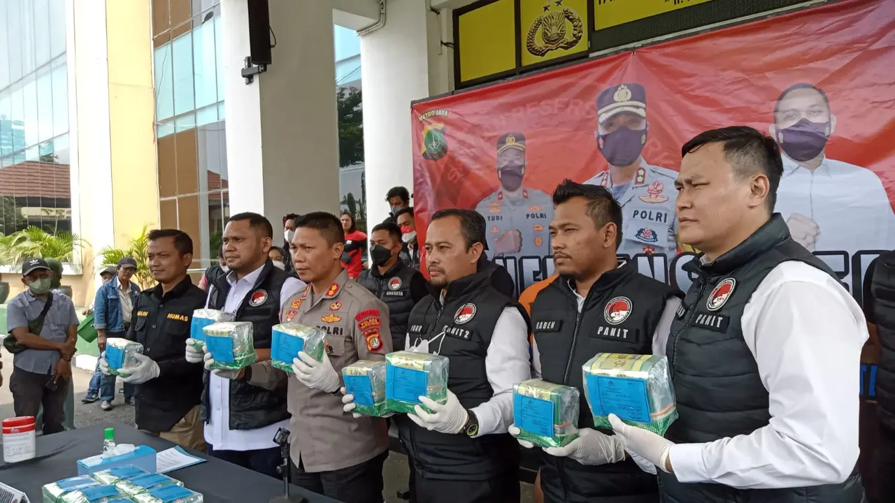 Dua kurir narkoba berinisial MF dan DK yang merupakan jaringan lintas pulau dari Malaysia ke Kepulauan Riau, ditangkap Unit II Reserse Narkoba Polres Tangerang Selatan. (Liputan6.com/Pramita Tristiawati)